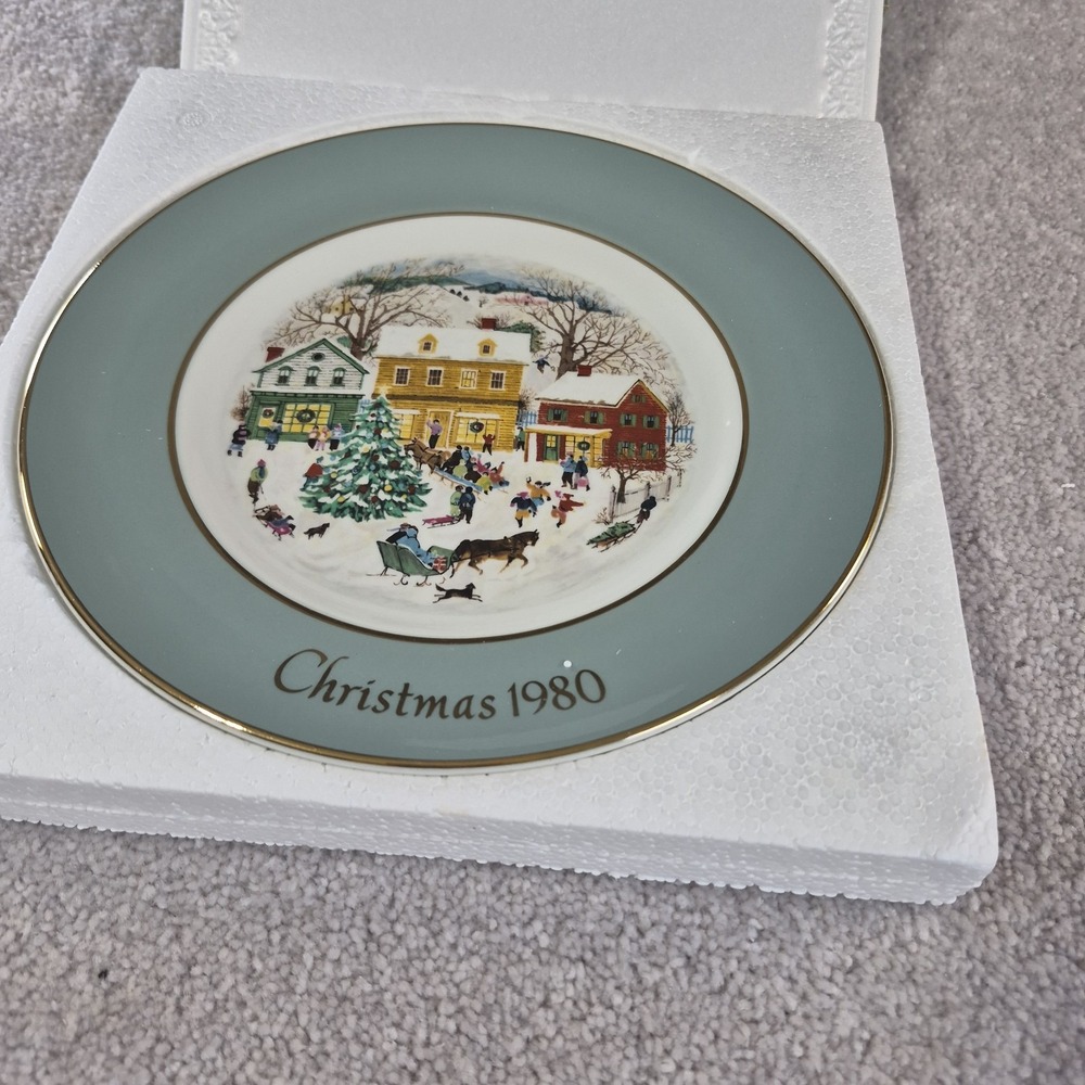 Avon Christmas Plate  "Country Christmas" 1980- Vtg 8th Edition 22k gold trim
